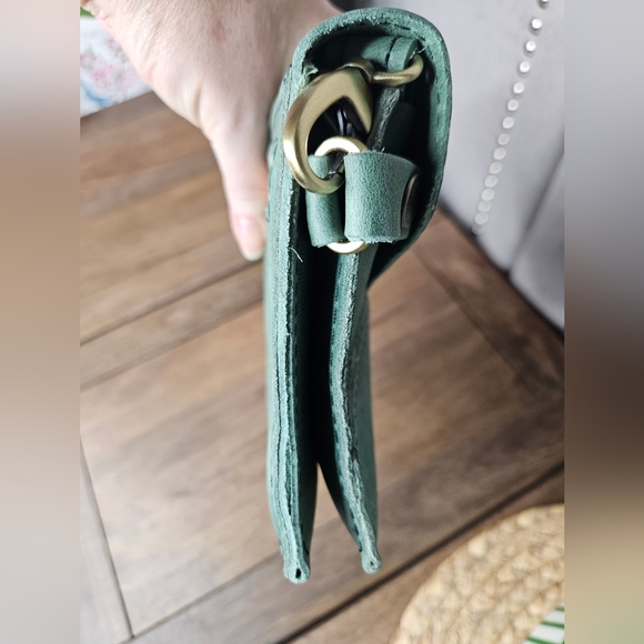 Portland Leather Goods Envelope Convertible Crossbody Cucumber - Picture 7 of 15